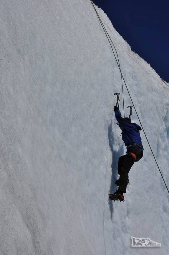 escalando uma parede de gelo no glaciar Viedma, no Parque Nacional Los Glaciares, região de El Chaltén, no sul da Argentina